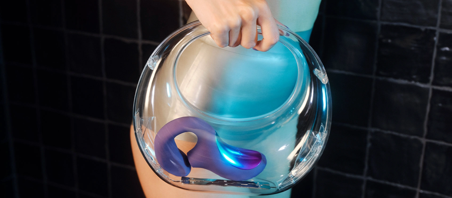 Thanks to special WaveMotion™ technology and three synchronized motors, ENIGMA Wave™ simulates a finger-like massage motion, bringing you pleasure from within.