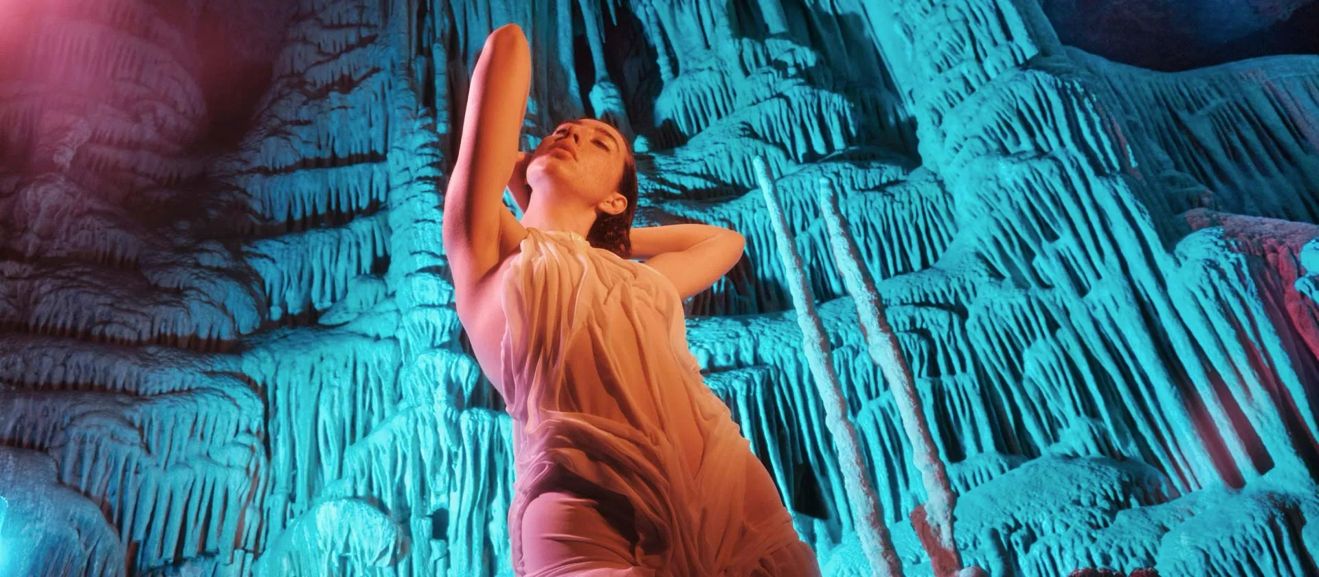 DeepSonic™ technology stimulates the orgasmically potent A-spot, located slightly behind the G-spot. If you want to reach a vaginal orgasm, ENIGMA™ DoubleSonic is here to help you explore a new aspect of pleasure alone or with your partner.